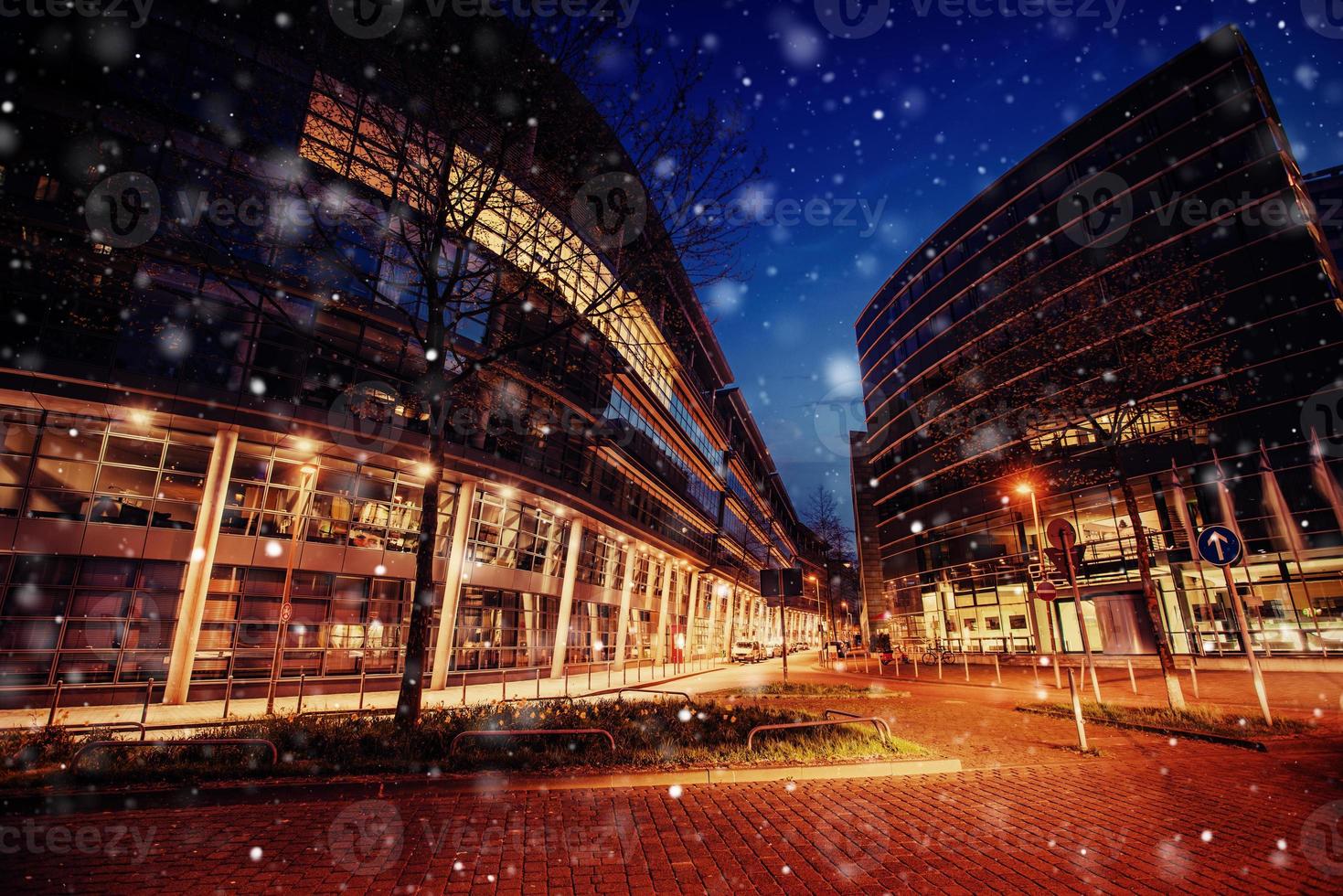 panorama de la ville nocturne de dusseldorf en hiver pendant une tempête de neige. effet de lumière bokeh, filtre doux photo