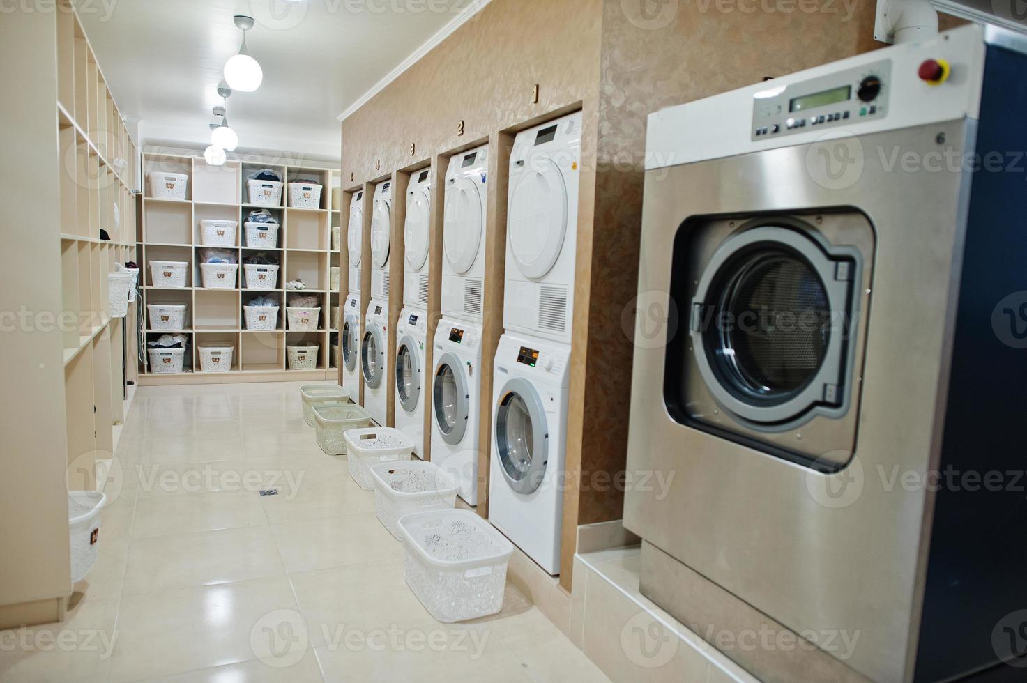 machines à laver dans la laverie libre-service. photo