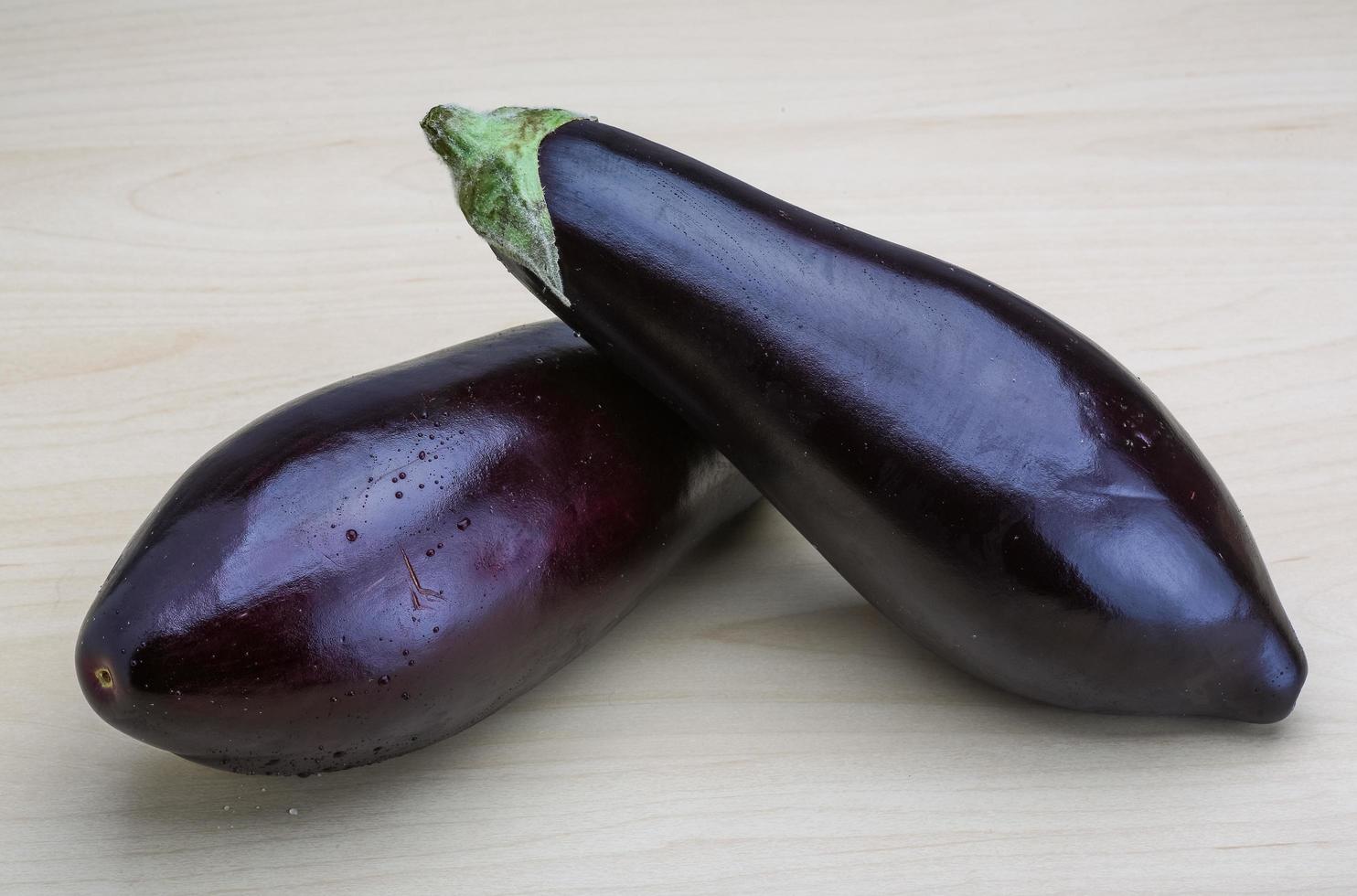 aubergines sur fond de bois photo