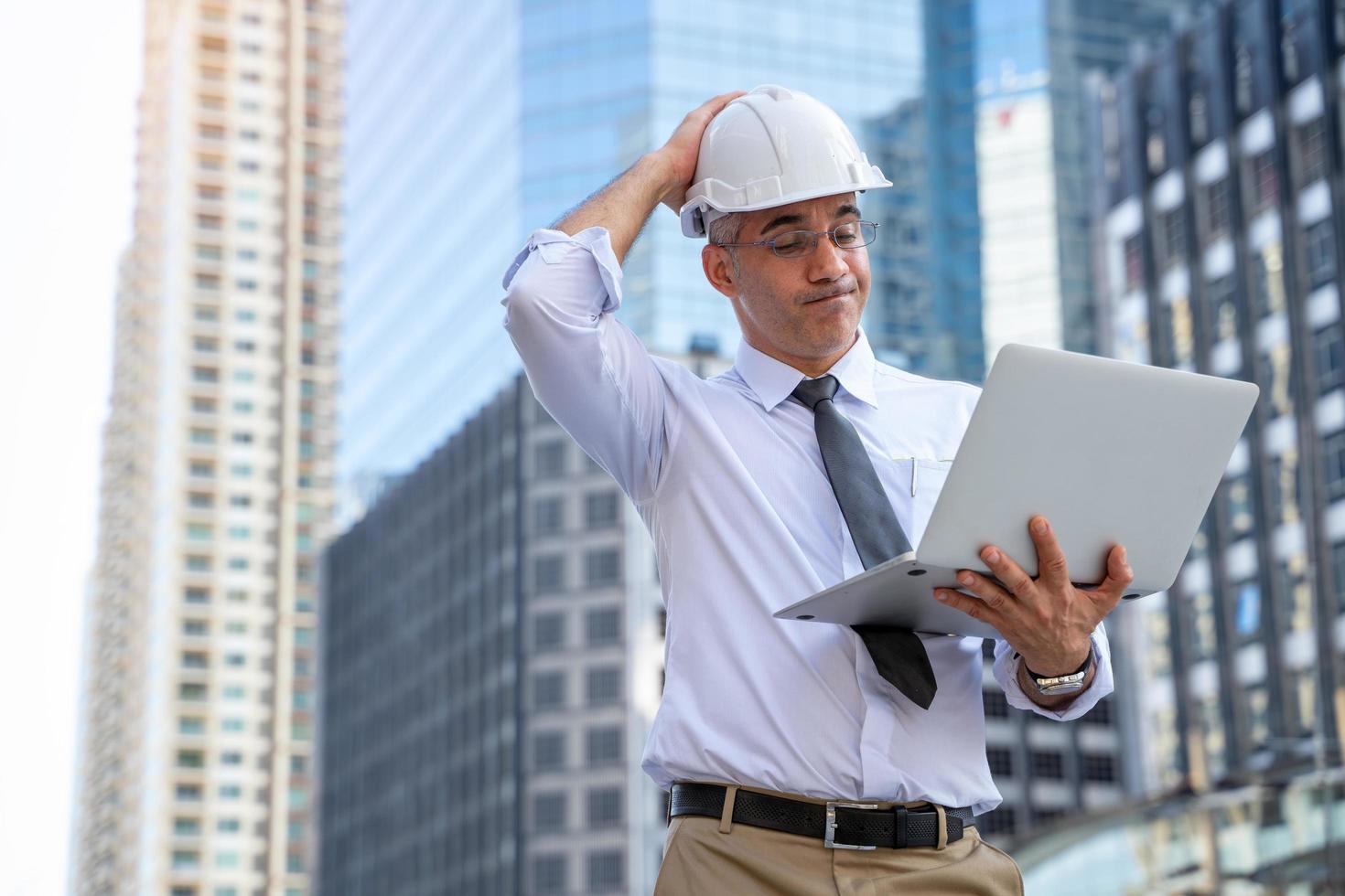 homme d & # 39; affaires au casque avec ordinateur portable photo