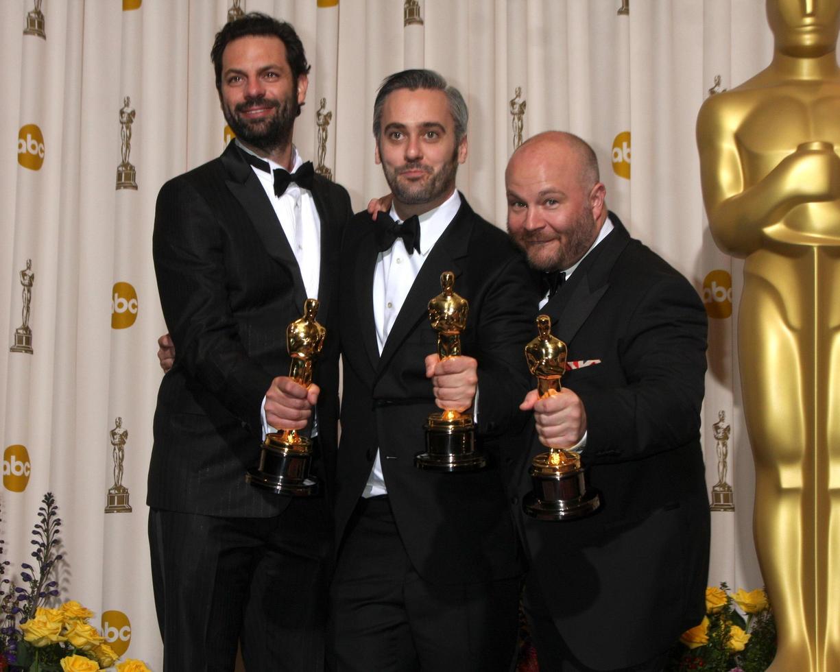 los angeles 27 - emile sherman, iain canning et gareth unwin, lauréats du prix du meilleur film pour le discours du roi dans la salle de presse lors de la 83e cérémonie des académies au kodak theatre, hollywood and highland le 27 février 2011 à los angeles , Californie photo