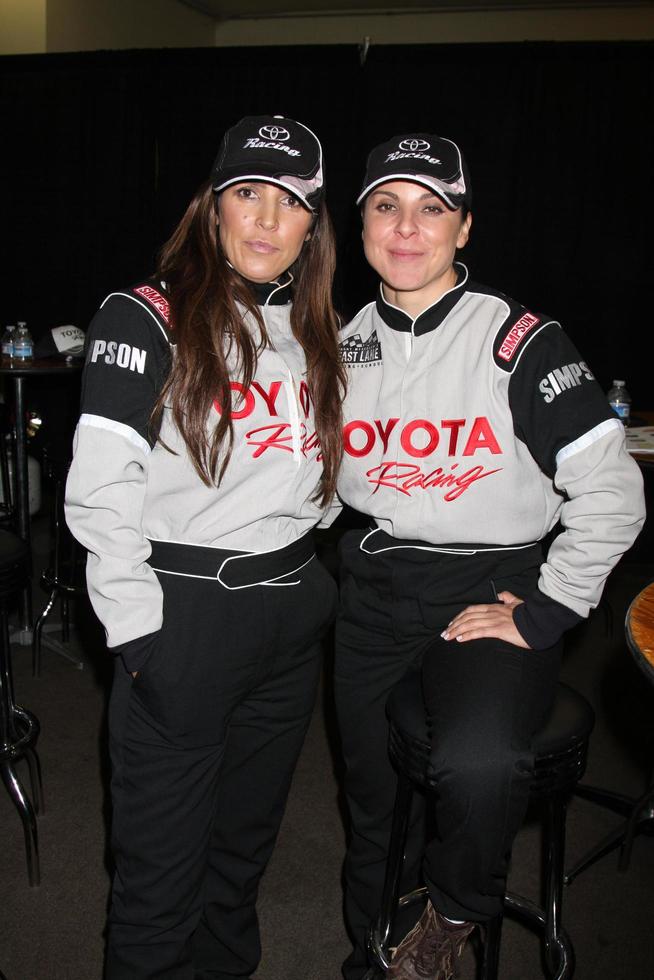 los angeles, 17 mars - jillian barberie reynolds, kate del castillo lors de la séance d'entraînement pour la 36e course de célébrités toyota pro qui se tiendra à long beach, ca le 14 avril 2012 à l'hippodrome de willow springs le 17 mars 2012 à willow springs , Californie photo