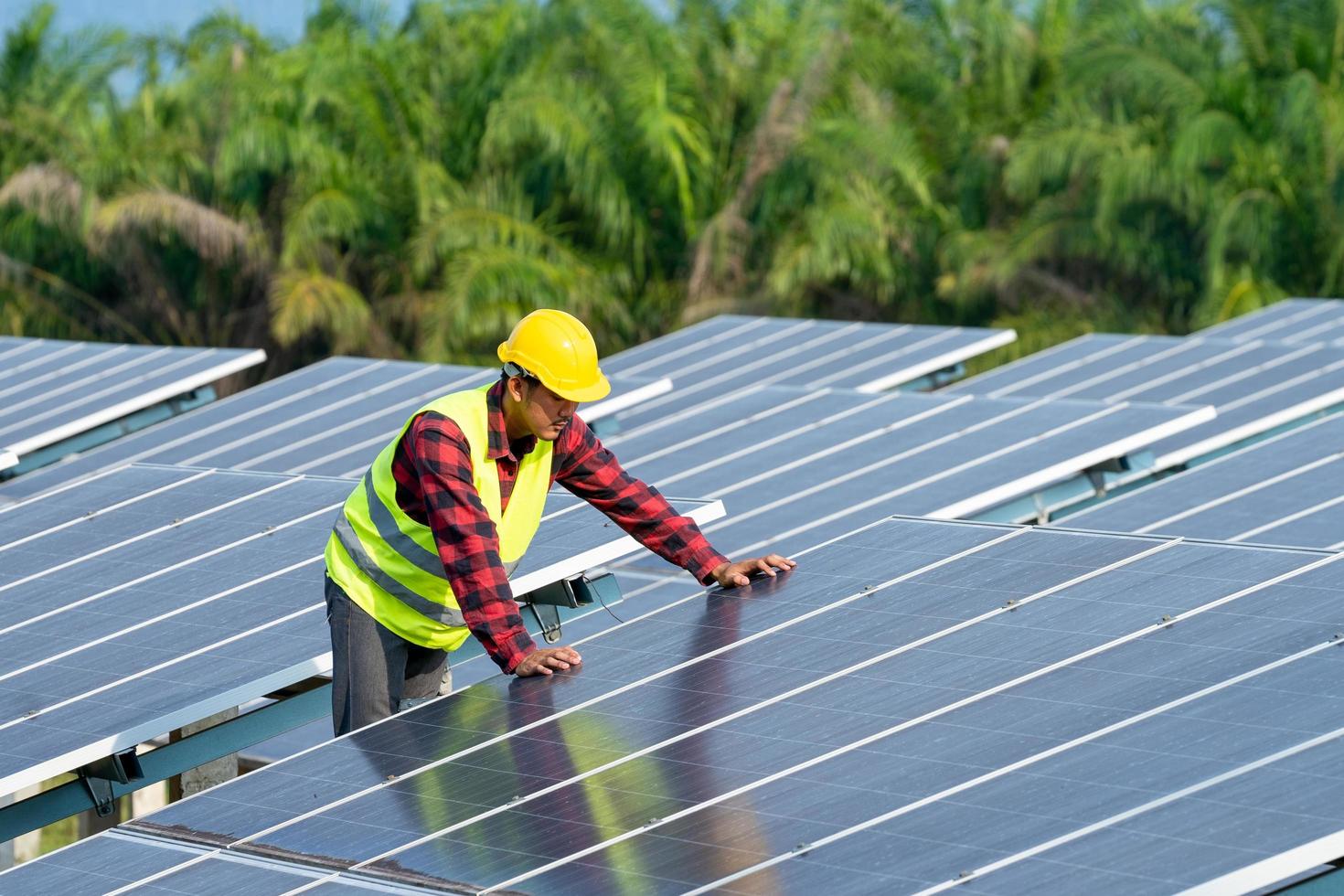 ingénieur travaillant sur des panneaux solaires photo