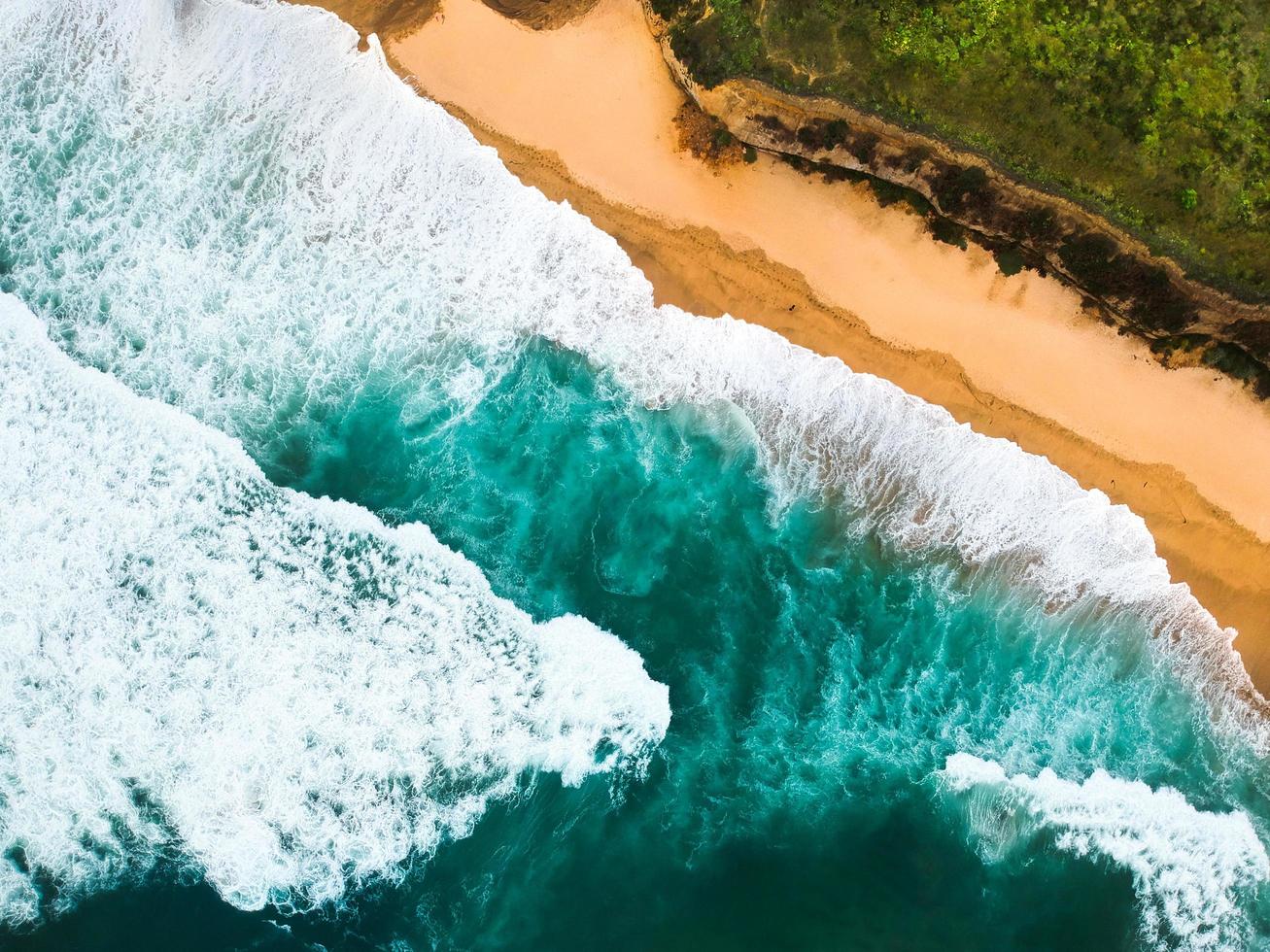 vue aérienne des vagues tropicales photo