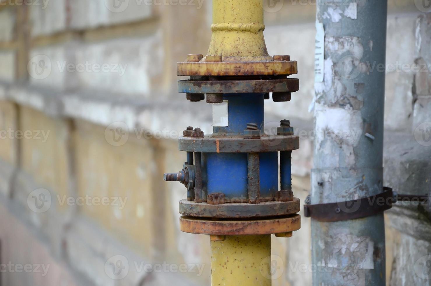 tuyau de gaz jaune devant le mur d'un immeuble résidentiel photo