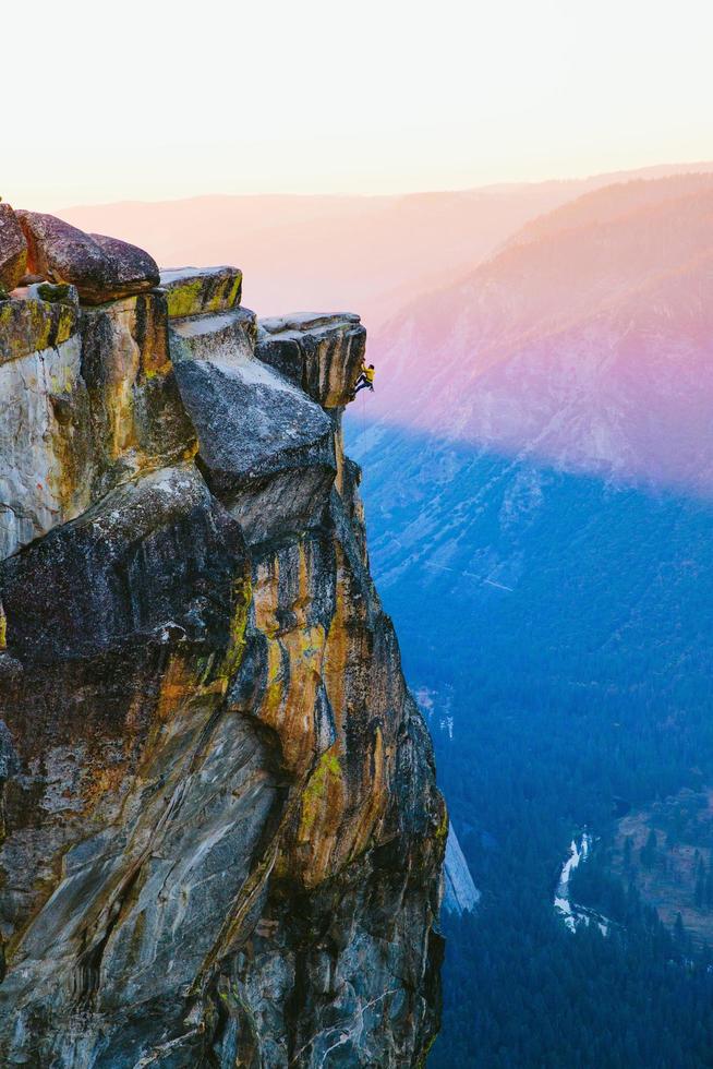 escalade taft point dans le parc national de yosemite. photo