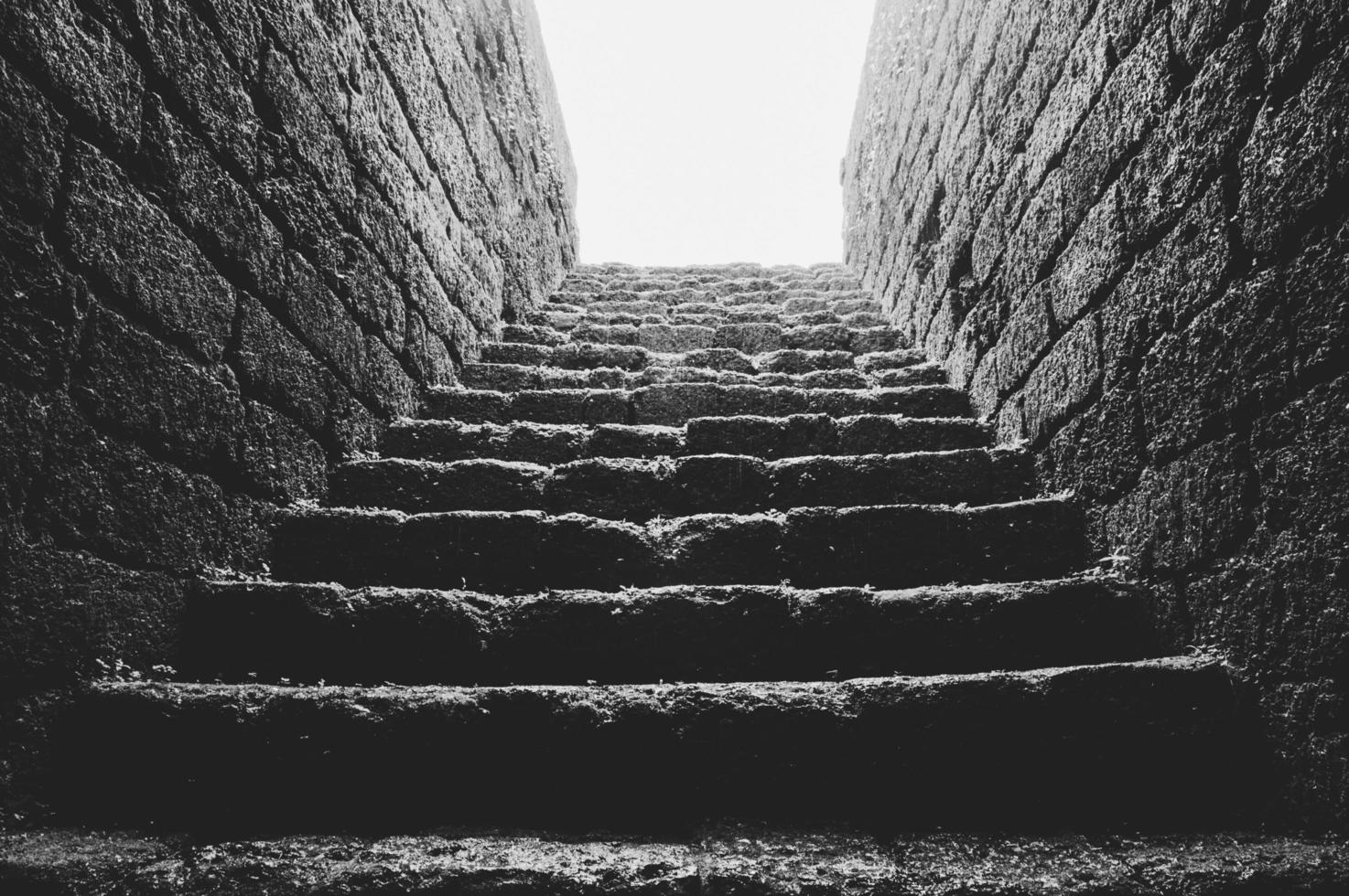 escaliers en brique sous une lumière vive photo