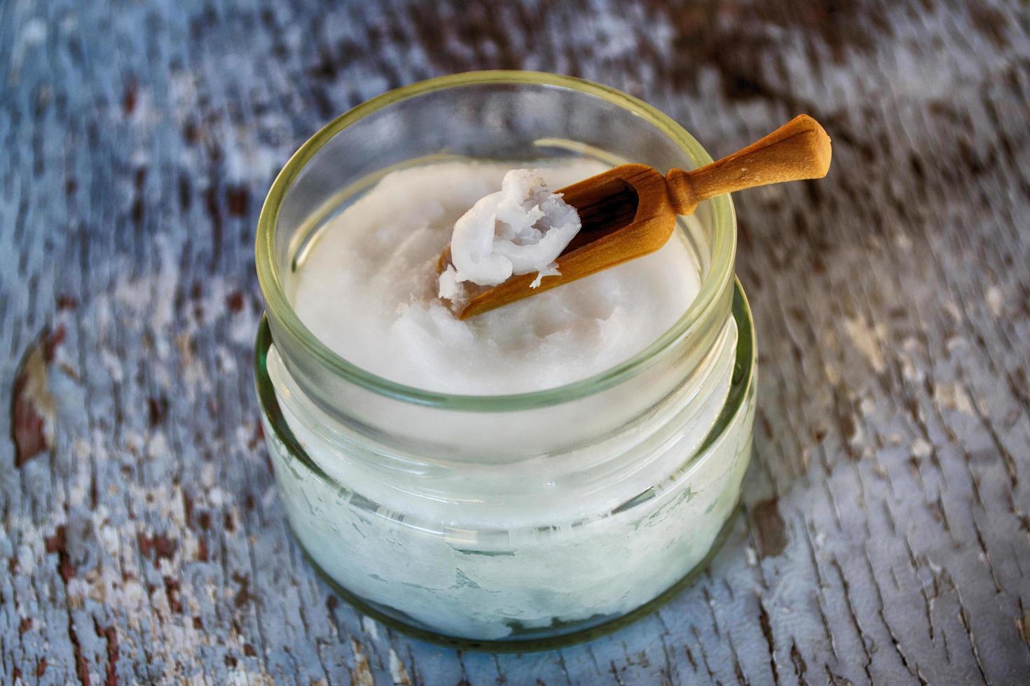 récipient en verre transparent avec de l'huile de noix de coco photo