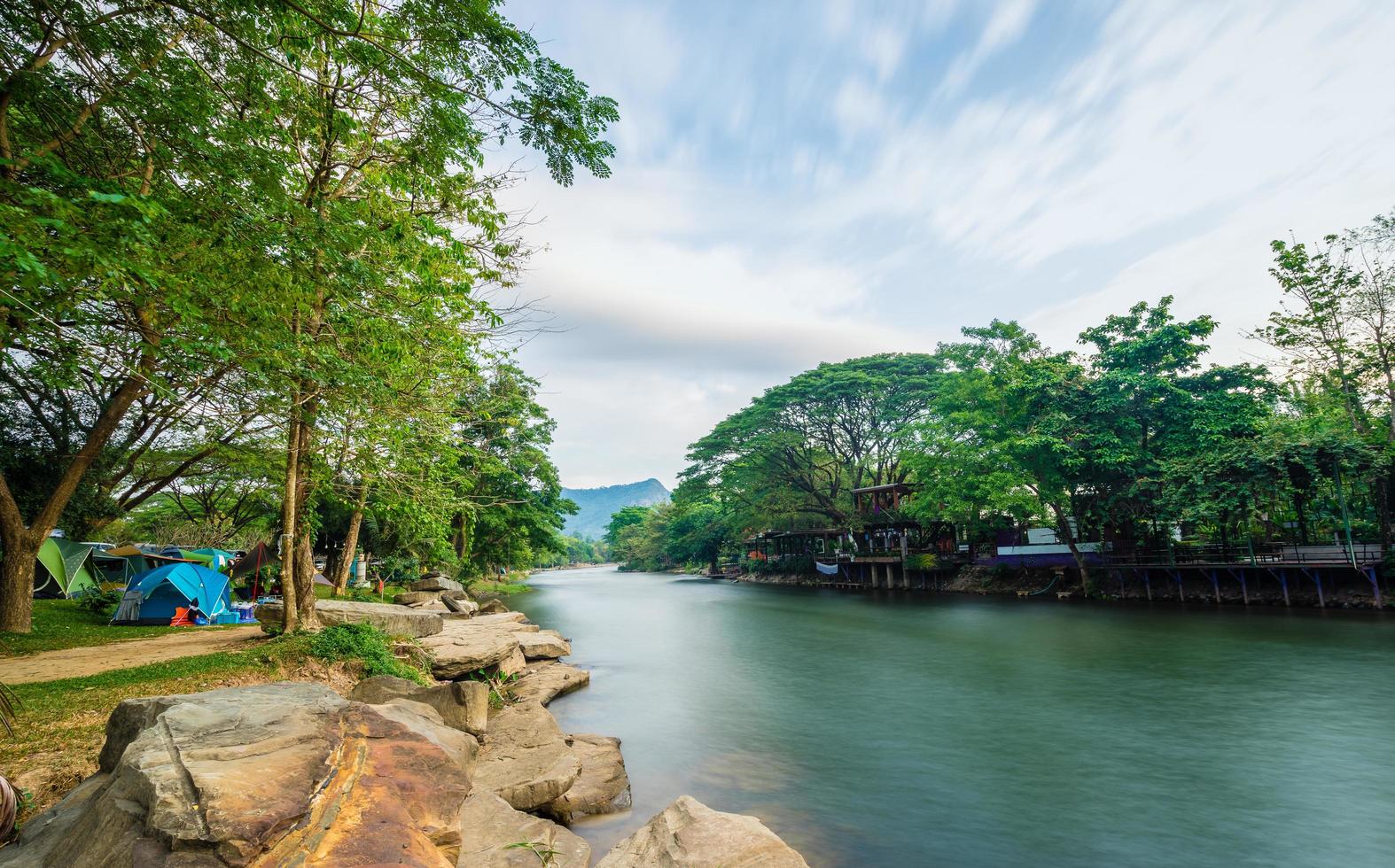 camping et tentes près de la rivière photo