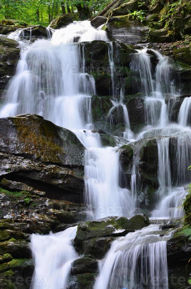 cascade shipot shipit - l'une des cascades les plus belles et les plus fluides de la transcarpatie photo