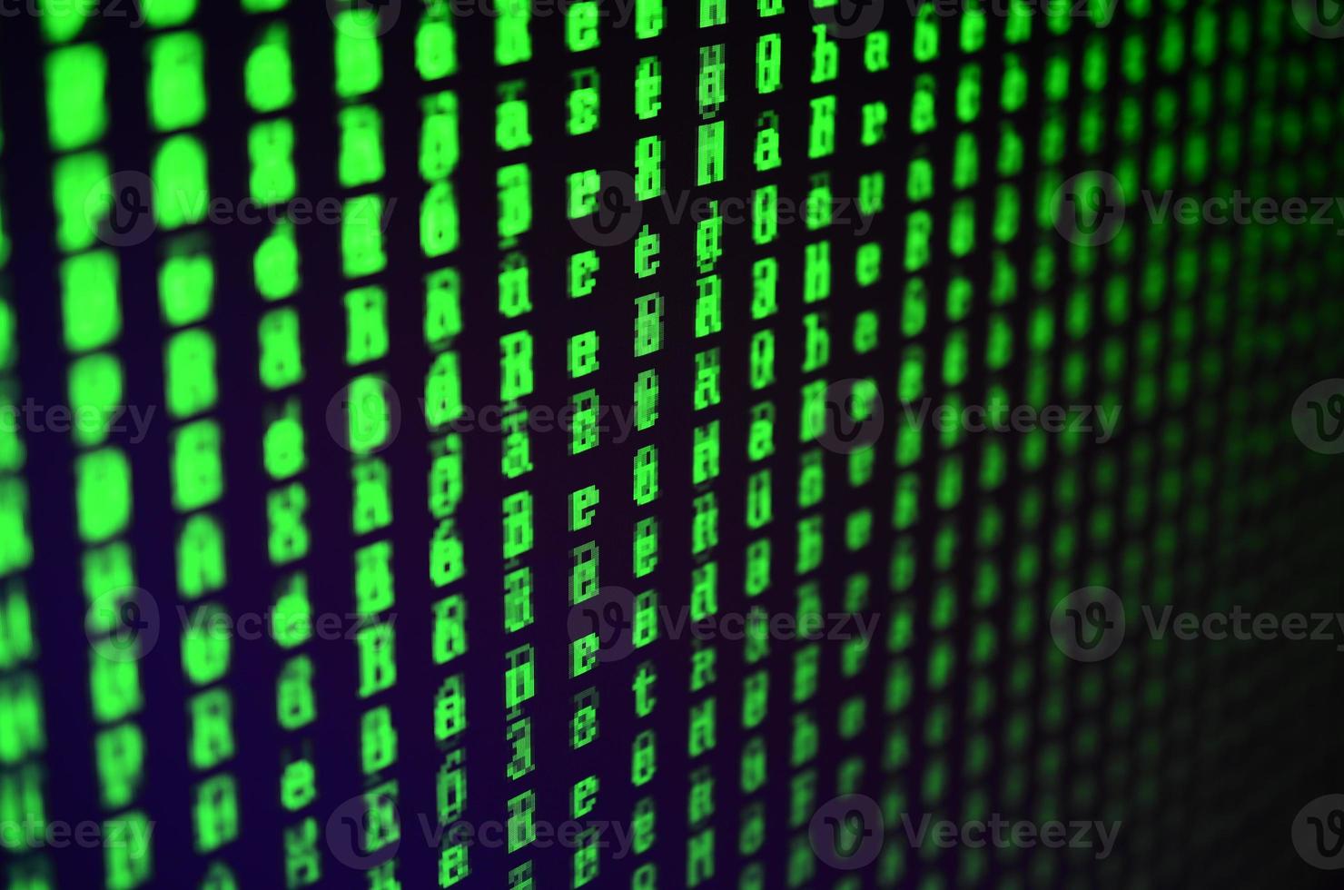 photo macro d'un pépin sur le moniteur d'un ordinateur de bureau. le concept d'introduction d'un virus dans un détenteur de données personnelles. flux de symboles verts aléatoires sur fond noir