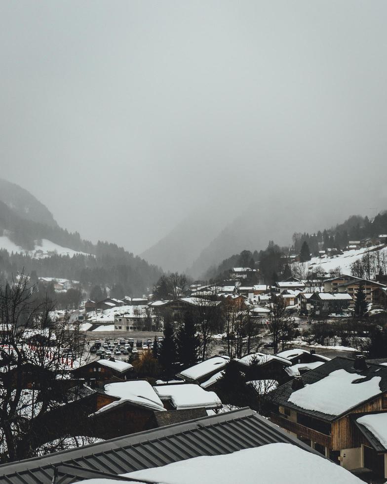 photographie aérienne d'un village enneigé photo