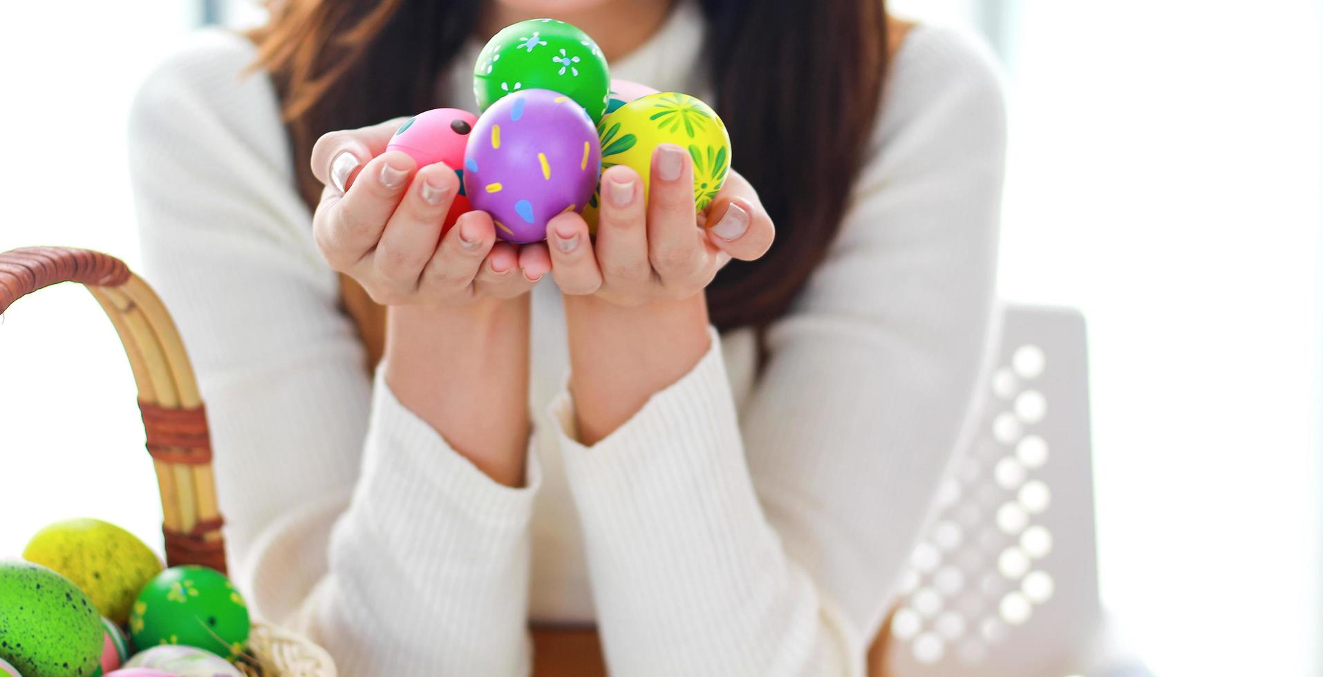 femme tenant des oeufs de pâques colorés photo