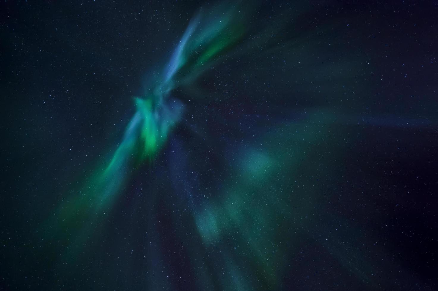 Aurore boréale s'allume dans le ciel nocturne photo