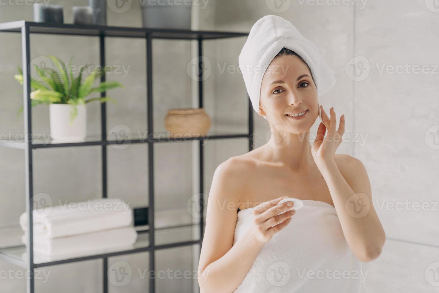 femme hispanique nettoyant la peau du visage avec des tampons de coton  après la douche enlevant le maquillage. routine de soins de la peau  24685593 Photo de stock chez Vecteezy