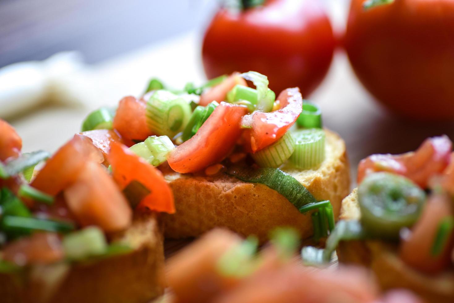 Baguette de bruschetta méditerranéenne saine photo