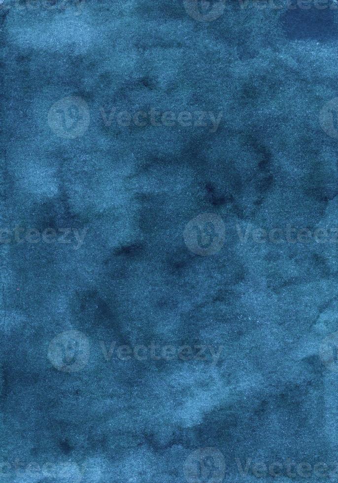 texture de dégradé de fond turquoise profond aquarelle. aquarelle abstrait vieux fond bleu mer. taches sur papier, peintes à la main photo