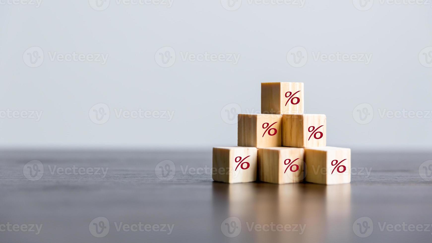 cubes de bois en gros plan avec symbole de pourcentage, intérêt commercial, investissement à prix réduit, croissance financière, augmentation des taux d'intérêt, prix de vente et augmentation des taxes, gain futur, concept numérique du marché photo