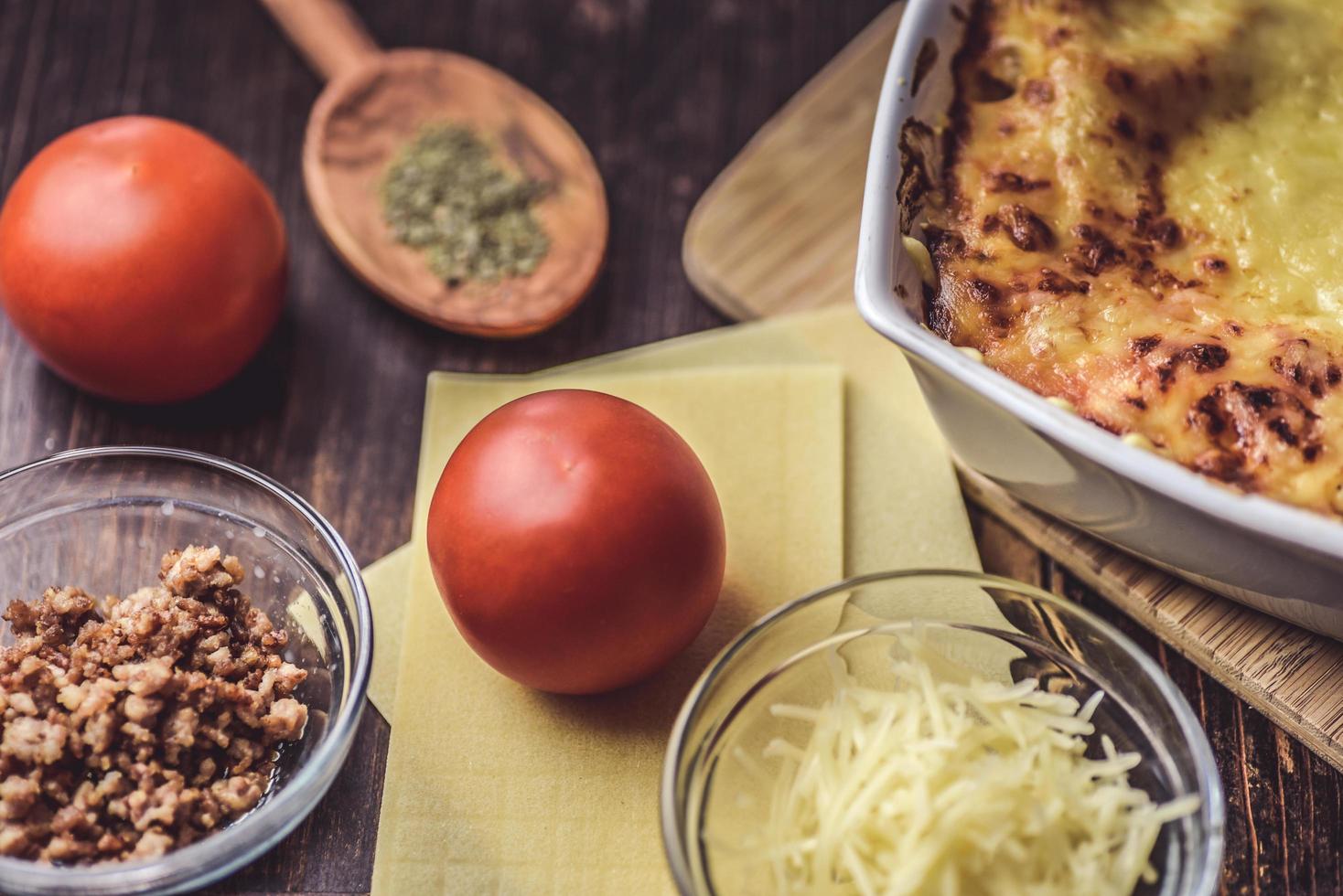 lasagnes cuites au four avec des ingrédients photo