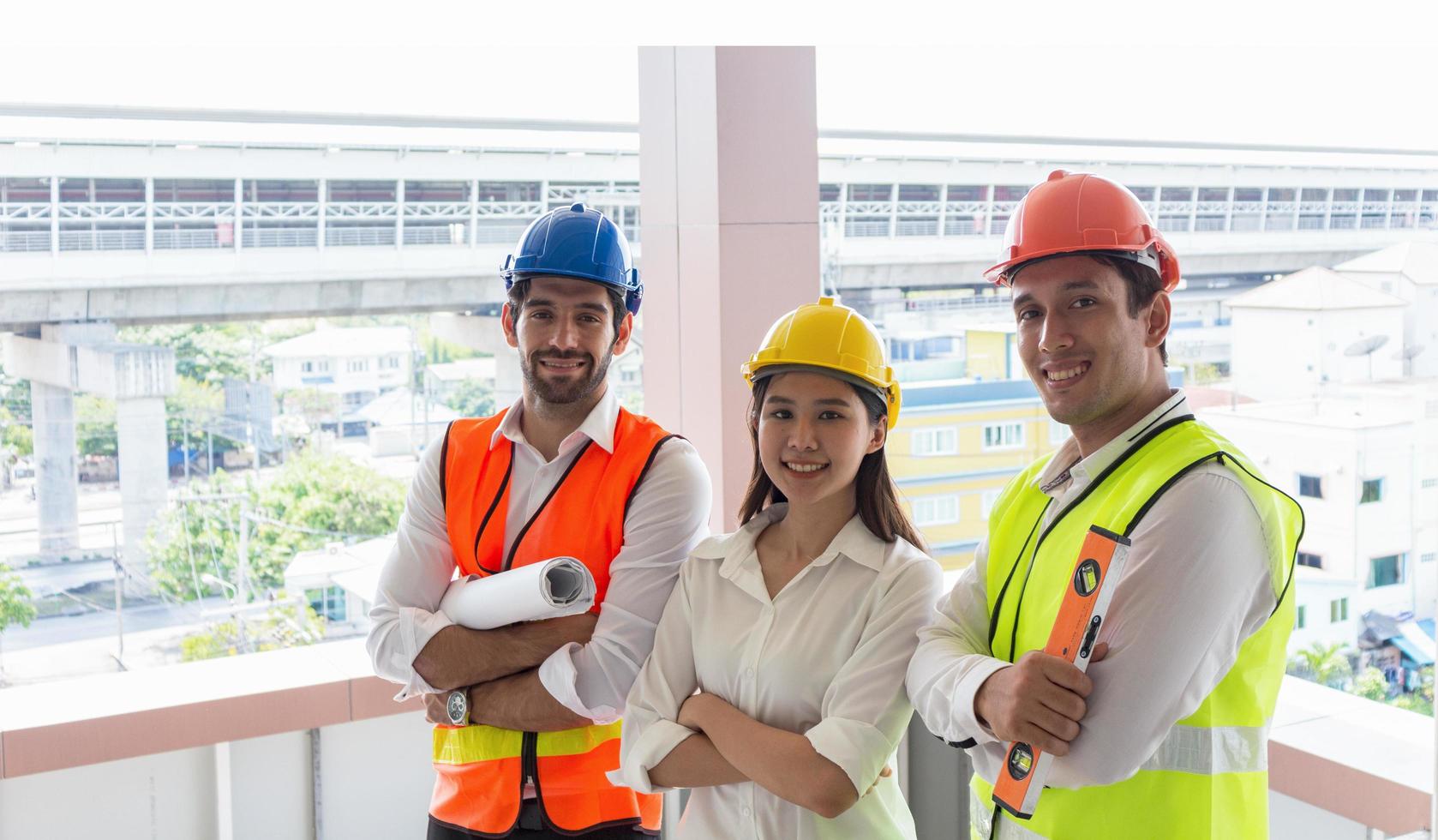 jeunes ingénieurs debout sur un chantier de construction photo