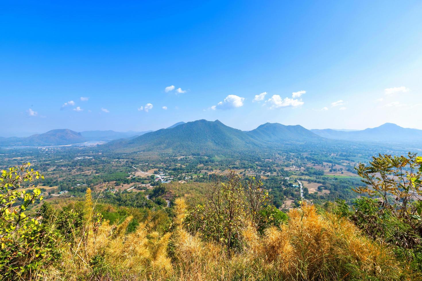 forêt chaîne de montagnes phu thok park photo