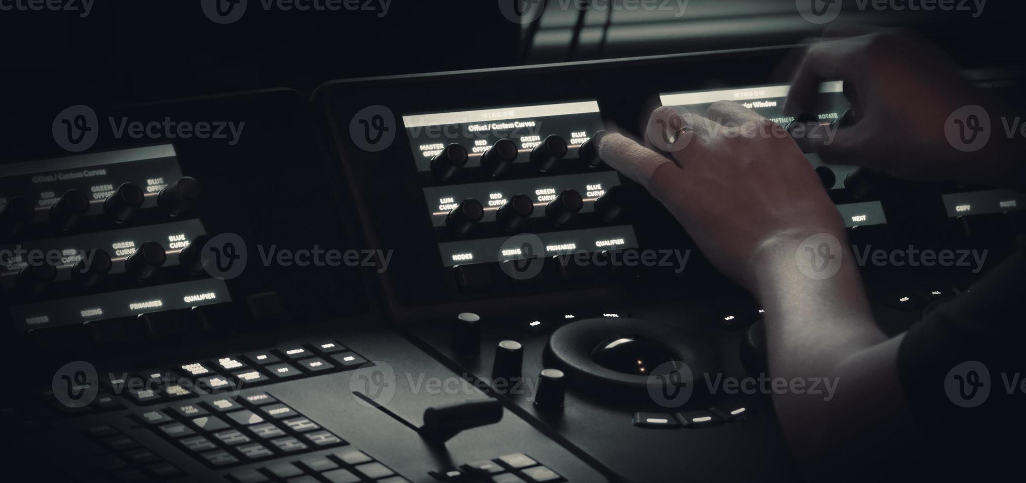 modifier le panneau de contrôle de la production vidéo en studio. montage de l'éditeur et qualité du film dans la salle de publication du film. photo