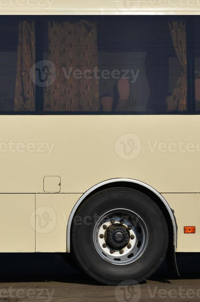 photo de la coque d'un grand et long bus jaune avec espace libre pour la publicité. vue latérale en gros plan d'un véhicule de tourisme pour le transport et le tourisme