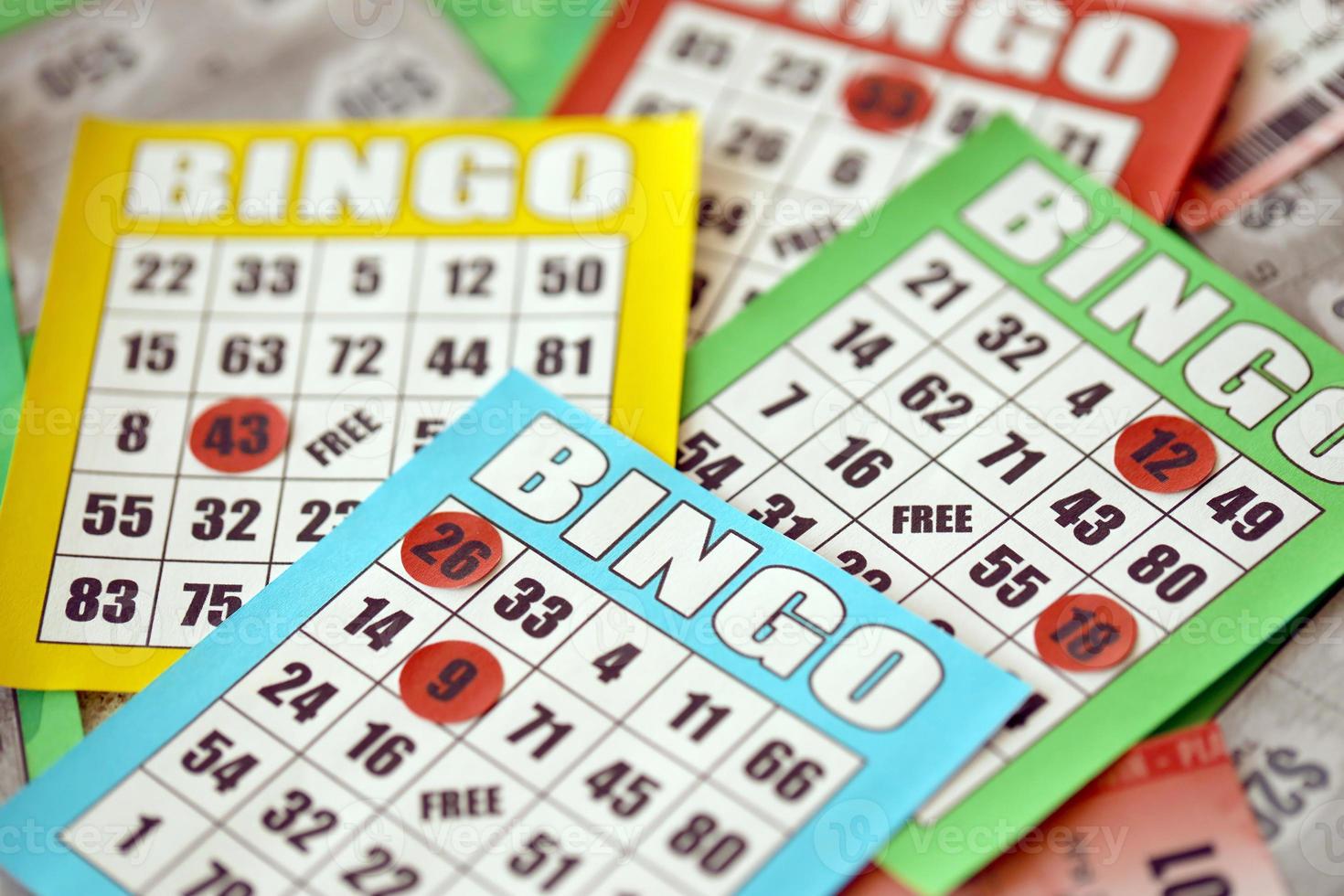 de nombreuses planches de bingo colorées ou des cartes à jouer pour gagner des jetons. classique américain ou canadien cinq à cinq cartes de bingo sur fond clair photo
