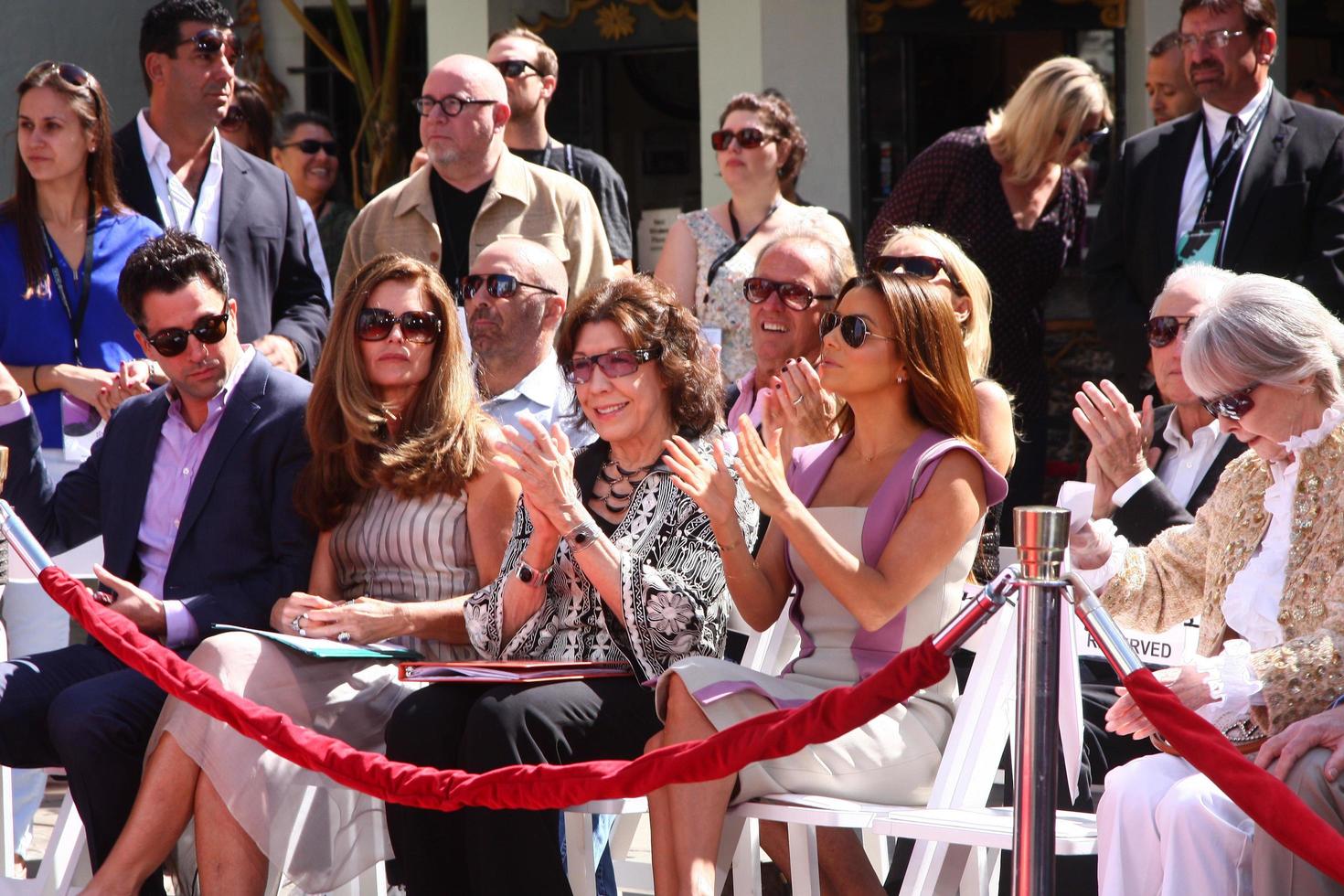 los angeles, 27 avril - troy garity, maria shriver, lily tomlin, eva longoria lors de la cérémonie d'installation des empreintes de mains et des empreintes de pas de jane fonda dans le ciment au théâtre chinois le 27 avril 2013 à los angeles, ca photo