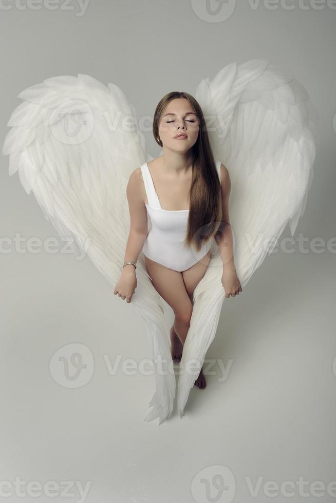 fille ange romantique avec des ailes blanches vue de dessus photo