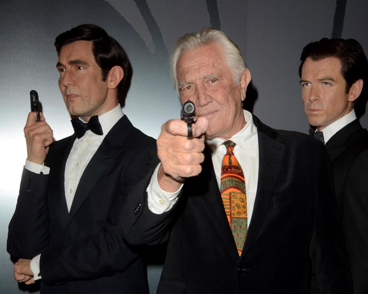 los angeles, 15 décembre - george lazenby, avec la figure de cire de george lazenby au madame tussauds hollywood révèle les six james bonds en cire au tcl chinese theatre le 15 décembre 2015 à los angeles, ca photo