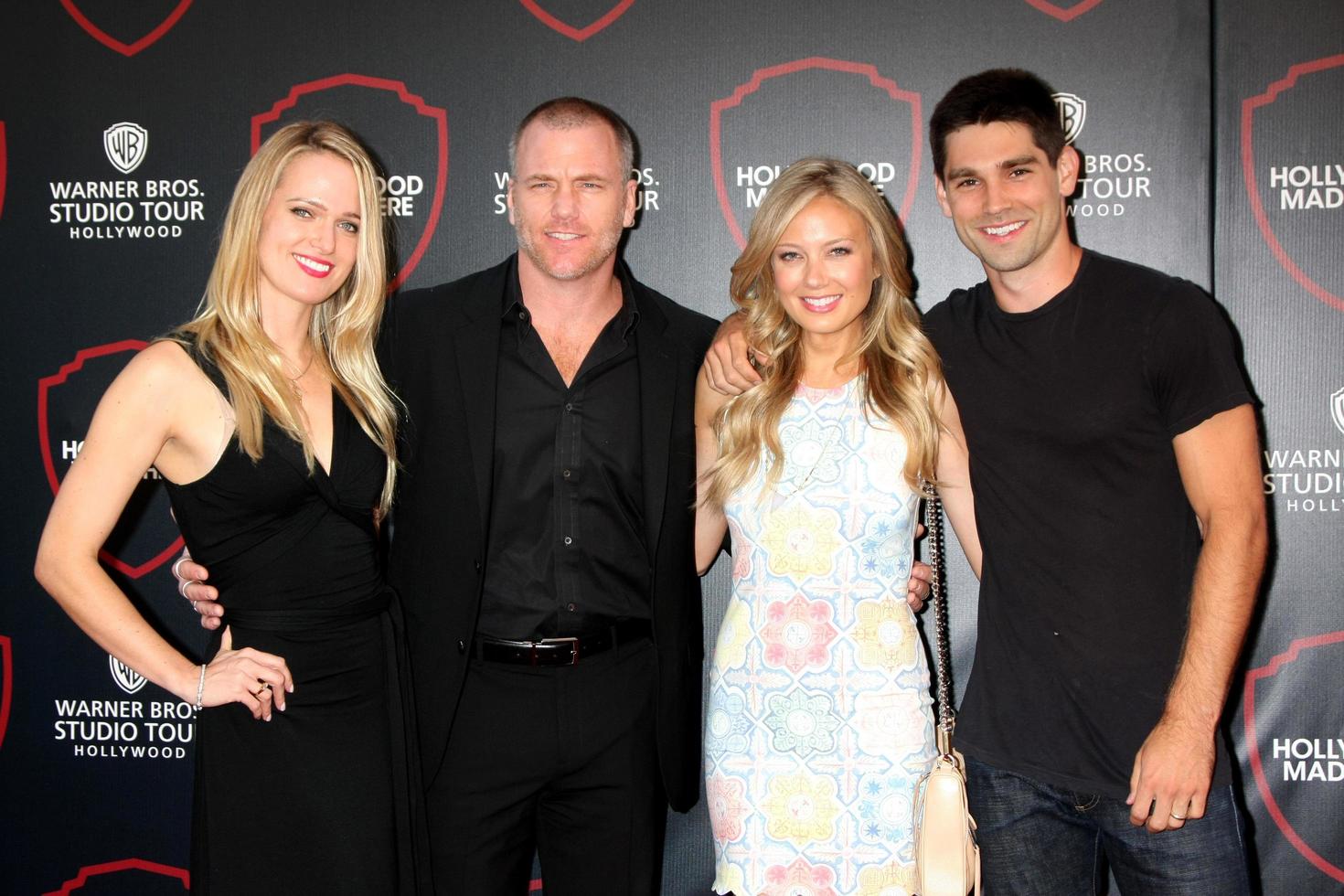 los angeles, 14 juillet - suzanne quast, sean carrigan, melissa ordway, justin gaston au dévoilement officiel de l'expansion de warner bros studio tour hollywood, étape 48 - scénario à projeter au studio warner brothers le 14 juillet 2015 à burbank, ca photo