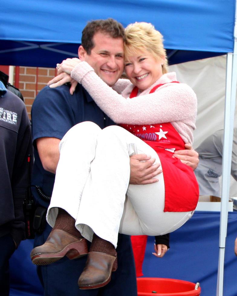 los angeles, 18 nov - dee wallace avec les pompiers et la police arrive au service d'incendie de la chambre de commerce de hollywood 2010 et déjeuner d'appréciation de la police au poste de police de wilcox le 18 novembre 2010 à los angeles, ca photo