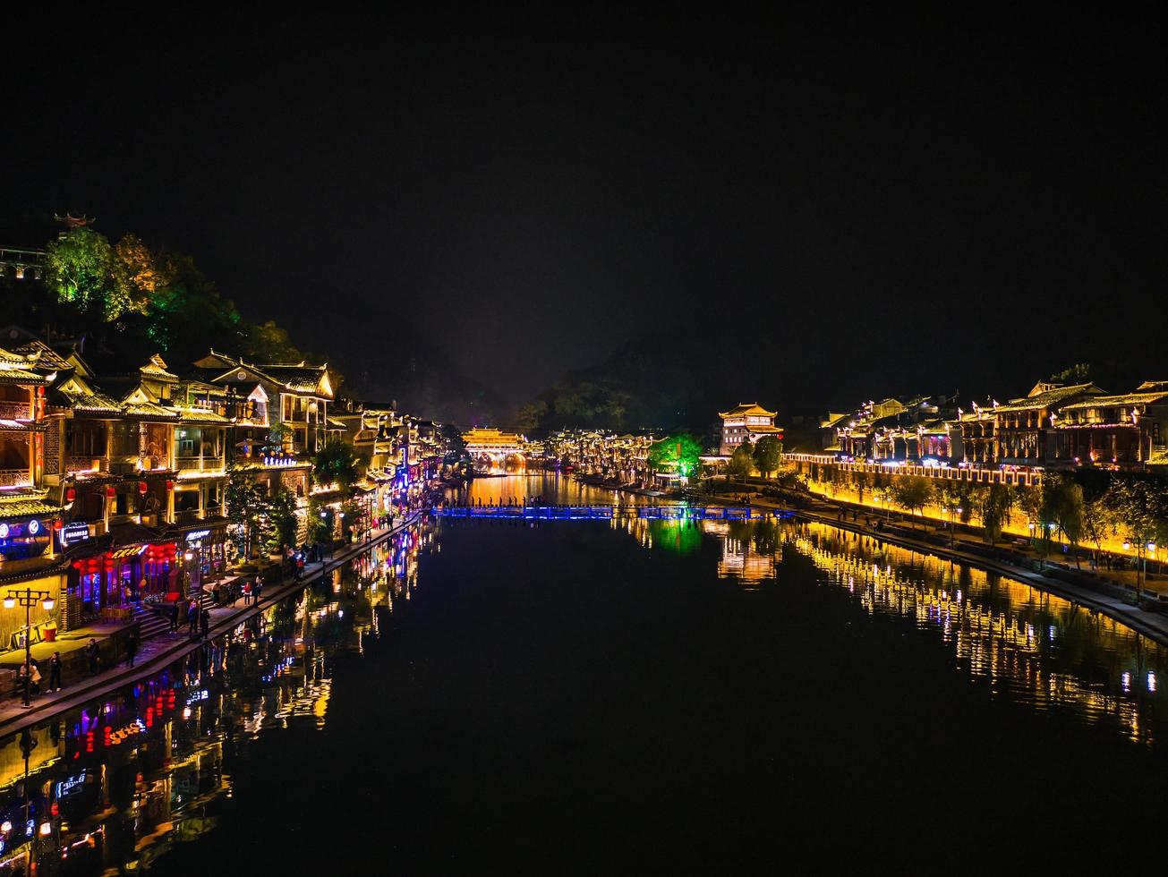vue panoramique dans la nuit de la vieille ville de fenghuang .phoenix ancienne ville ou comté de fenghuang est un comté de la province du hunan, chine photo