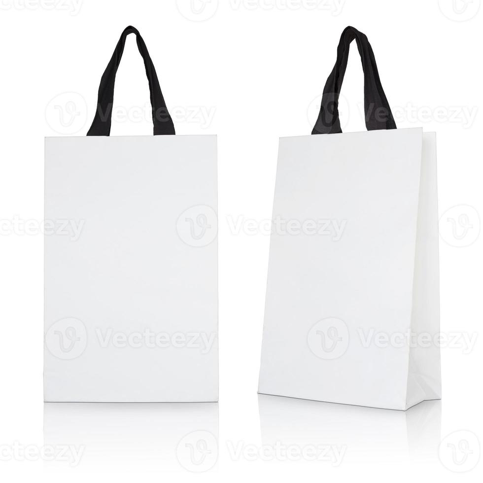 sac en papier blanc sur fond blanc photo