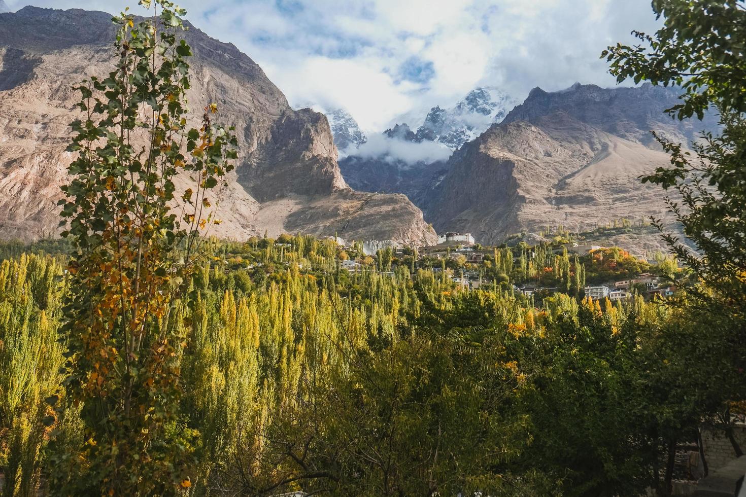 vue panoramique dans la vallée de la hunza photo