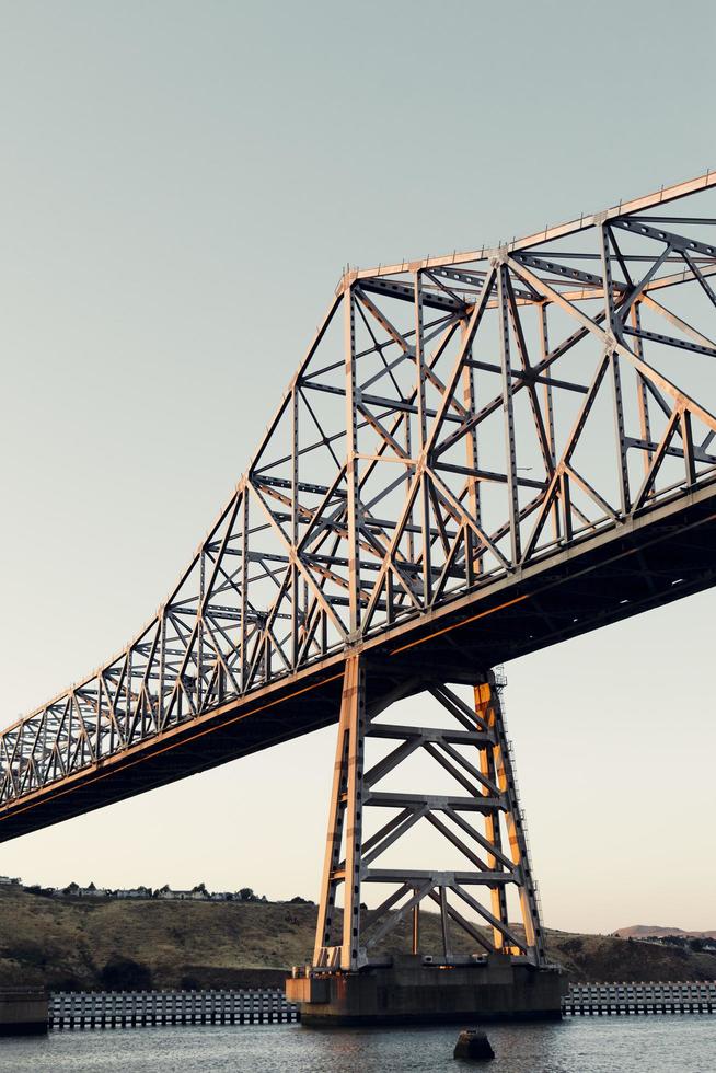 pont en acier au coucher du soleil photo