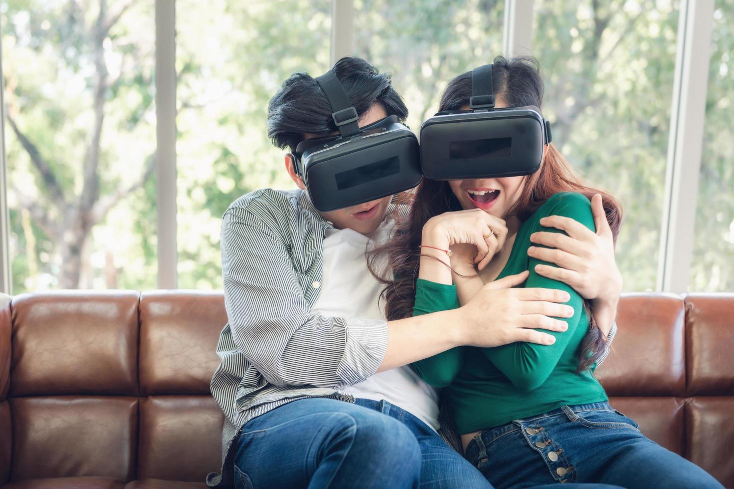 jeune couple regardant une vidéo via la réalité virtuelle photo