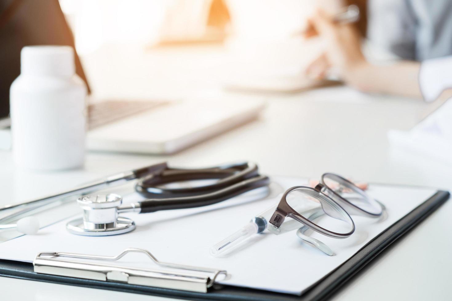 Vue du stéthoscope et de l'équipement sur la table au premier plan photo