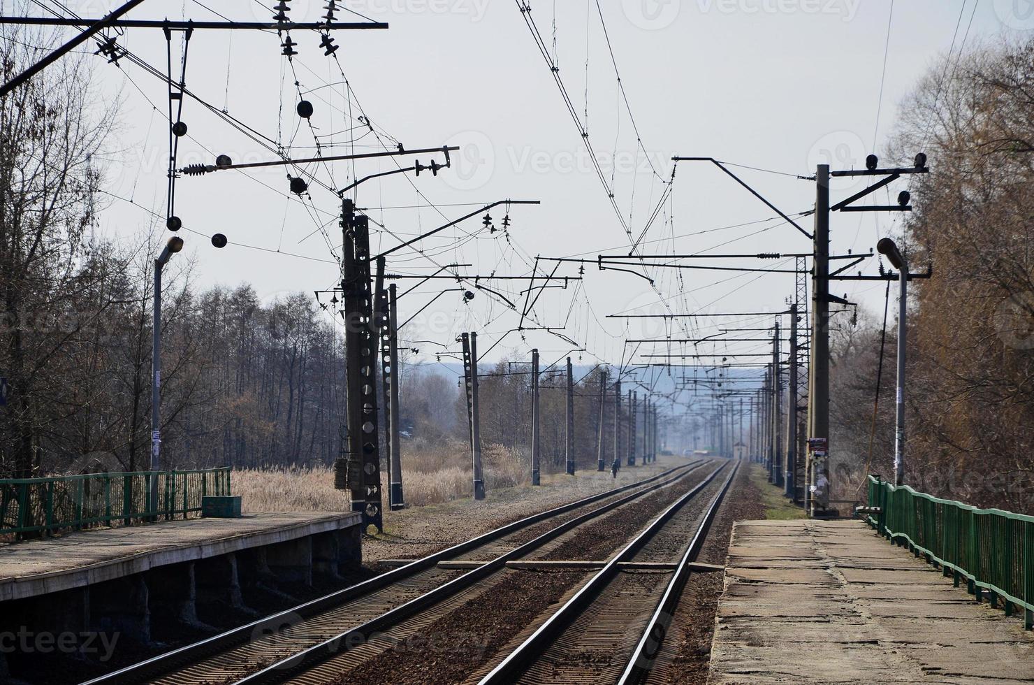 une gare avec des quais pour attendre les trains photo