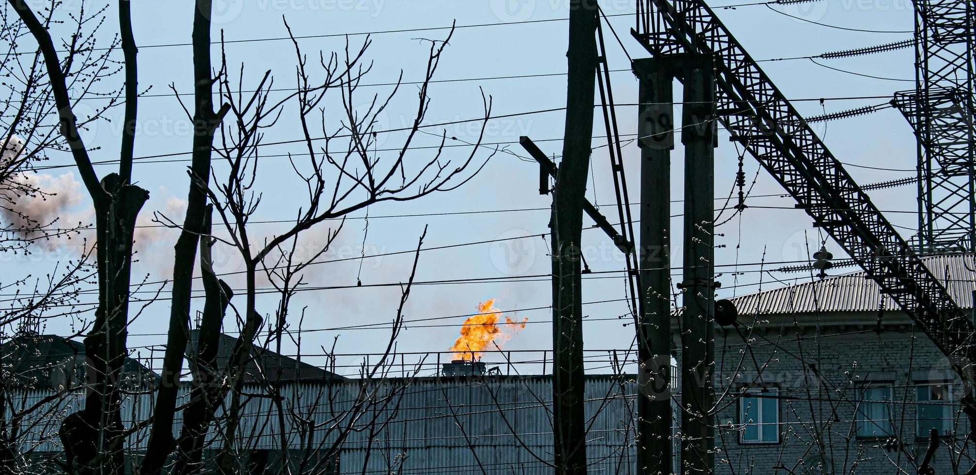 fumée de la cheminée d'une usine chimique contre le ciel bleu. le problème de la pollution de l'environnement. notion d'écologie photo