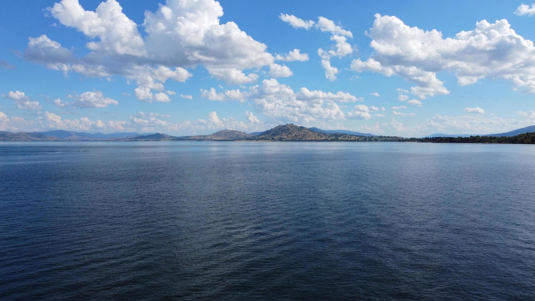 le ciel nuageux avec l'eau bleu foncé de la rivière murray nsw. photo