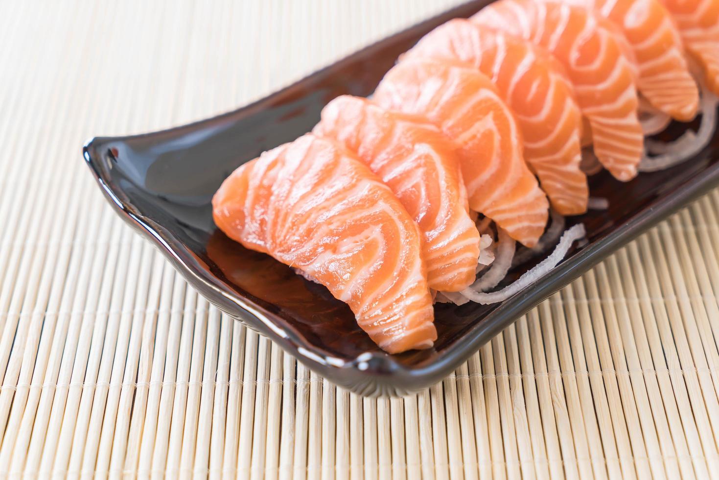 sashimi de saumon cru photo