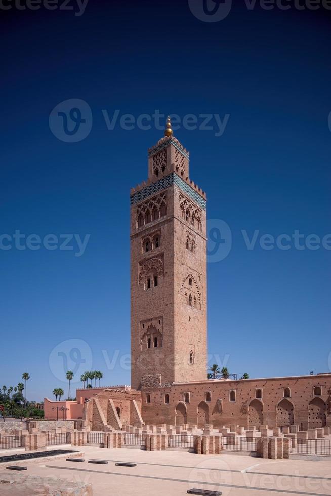 minaret de la mosquée de la koutoubia au maroc marrakech et jardins au coucher du soleil avec un ciel bleu. à l'intérieur de la médina. photo