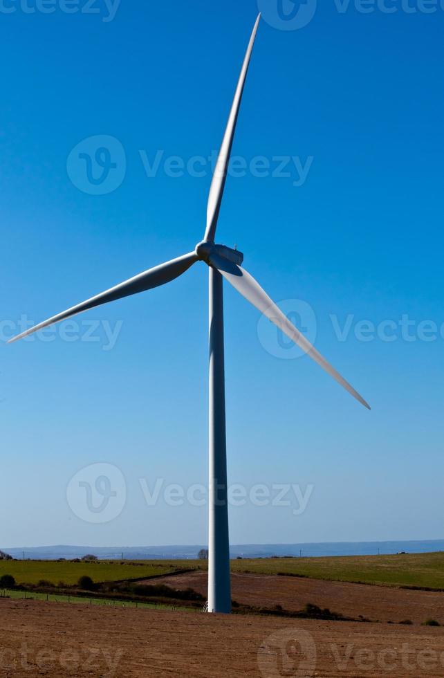 seule éolienne dans un champ photo