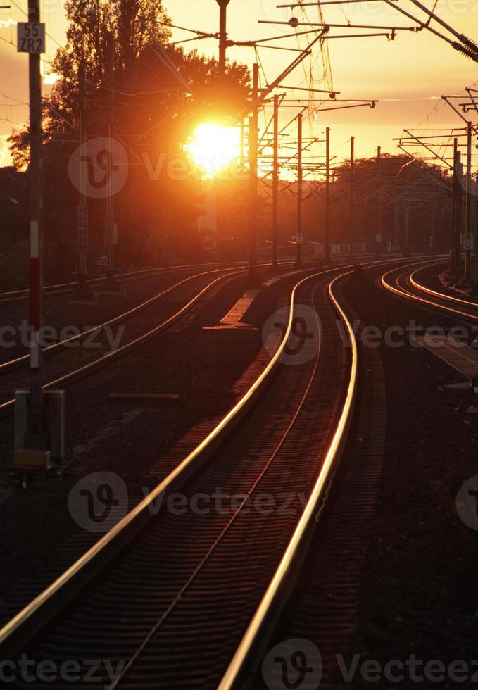 le soleil se couche sur certaines voies ferrées à cologne, allemagne photo