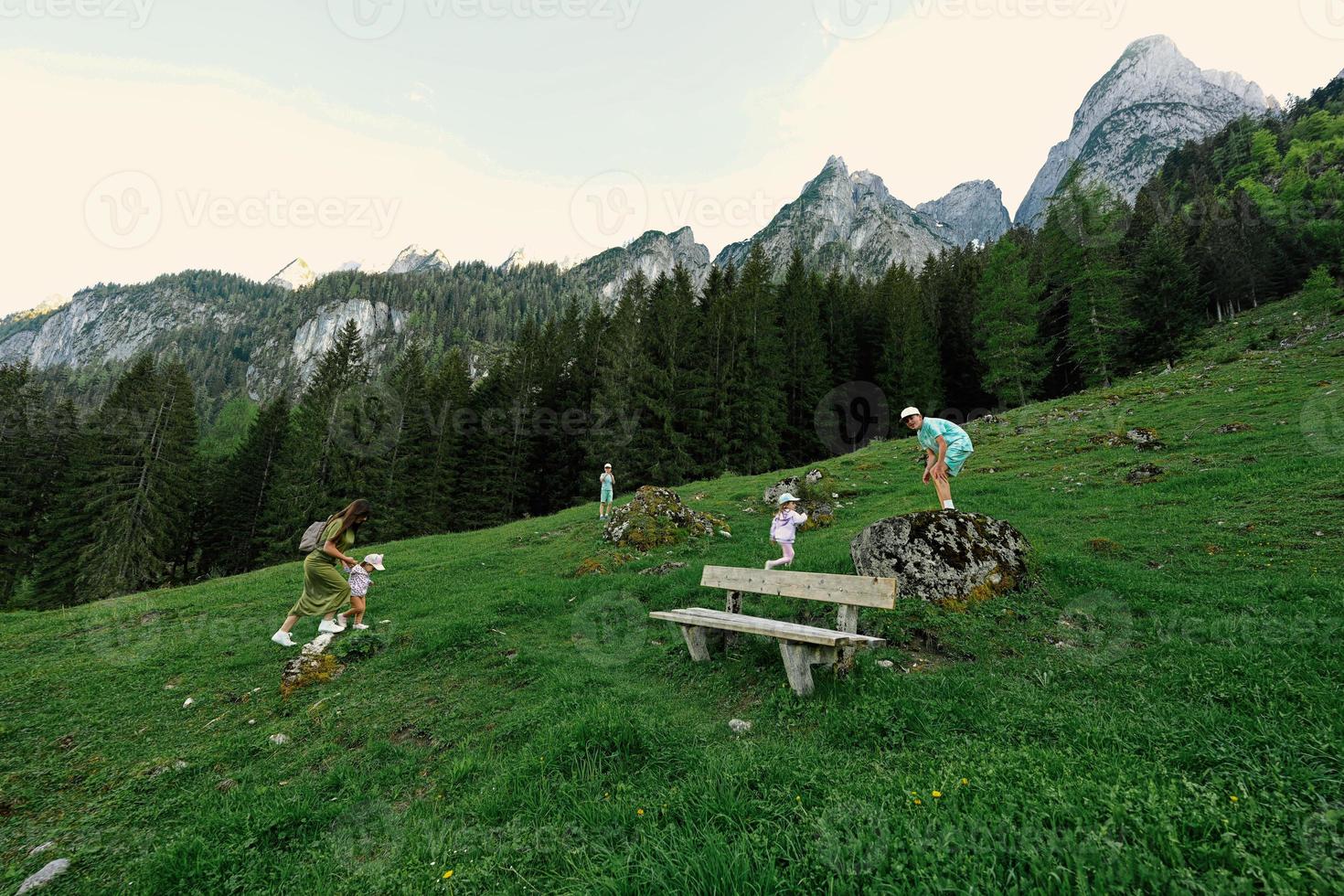 mère avec enfants dans les montagnes vorderer gosausee, gosau, haute-autriche. photo