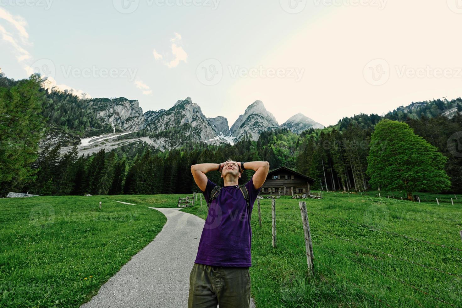 homme avec sac à dos dans les montagnes à vorderer gosausee, gosau, haute-autriche. photo