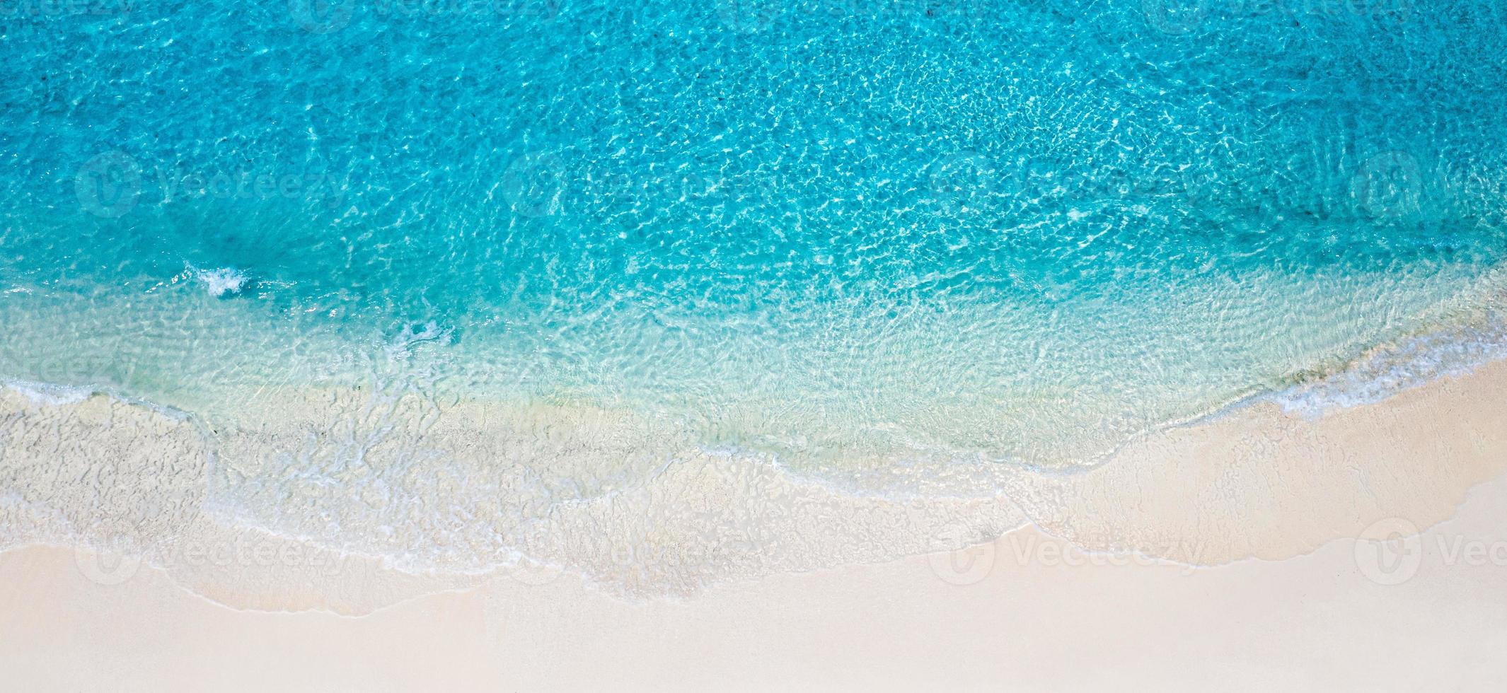 scène de plage aérienne relaxante, bannière de modèle de vacances de vacances d'été. les vagues surfent avec un incroyable lagon bleu de l'océan, le bord de la mer, le littoral. vue de dessus de drone aérien parfaite. panorama lumineux sur la plage, bord de mer photo