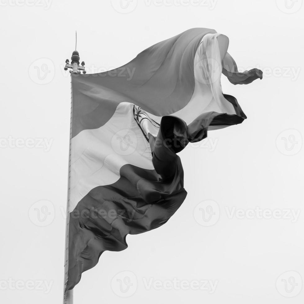 drapeau indien flottant à connaught place avec fierté dans le ciel bleu, drapeau indien flottant, drapeau indien le jour de l'indépendance et le jour de la république indienne, agitant le drapeau indien, battant des drapeaux indiens - noir et blanc photo